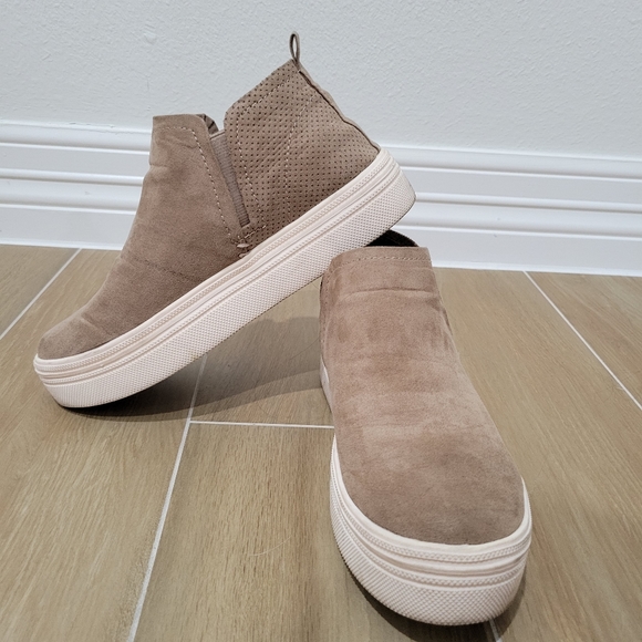 Tan sneakers - Picture 2 of 3